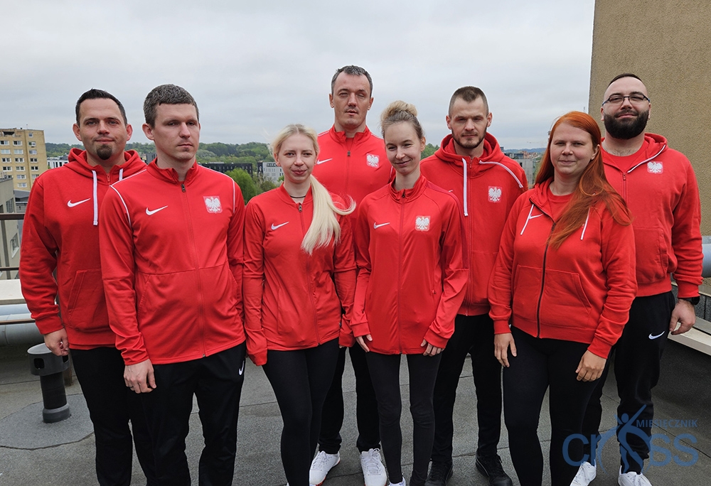 grupa osób w czerwonych drasach