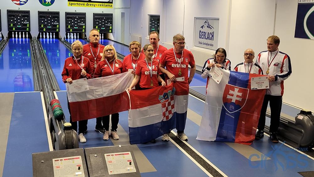 grupa osób z medalami i flagami