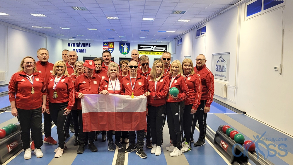 grupa osób w czerwonych dresach na tle kręgielni