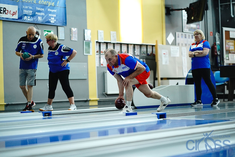 grupa os&oacute;b na kręgielni