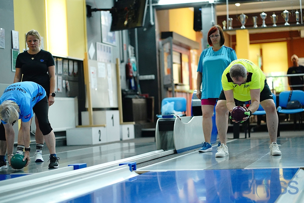 grupa os&oacute;b na kręgielni