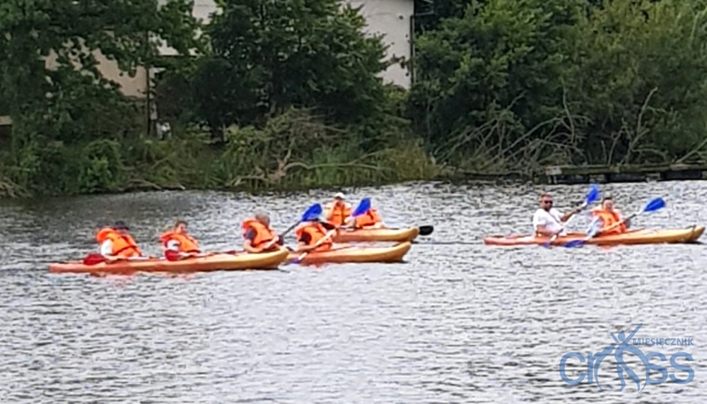 grupa os&oacute;b w kajakach