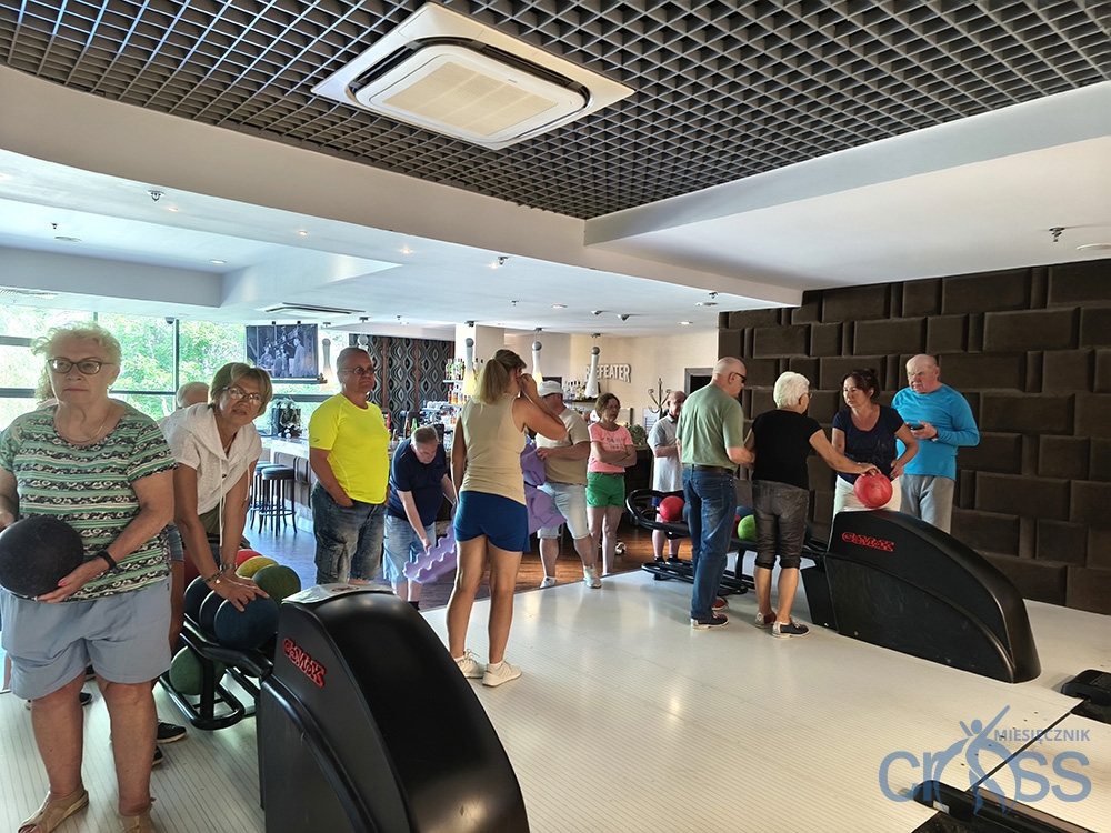 grupa os&oacute;b na kręgielni