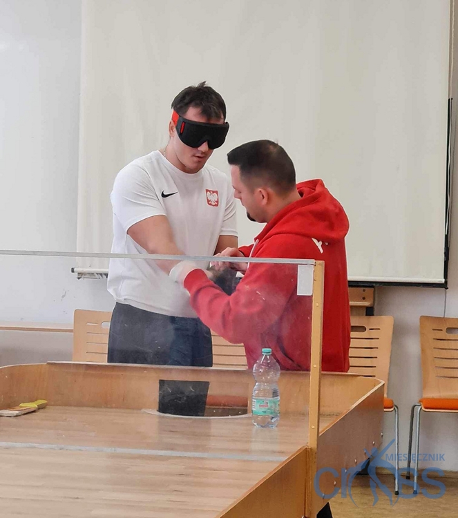 dwie osoby przy stole do gry