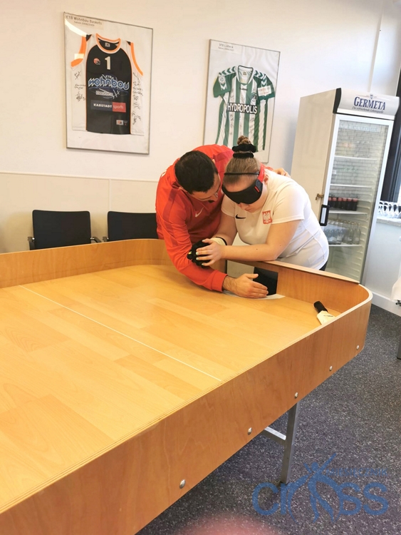 dwie osoby rozmawiają przy stole