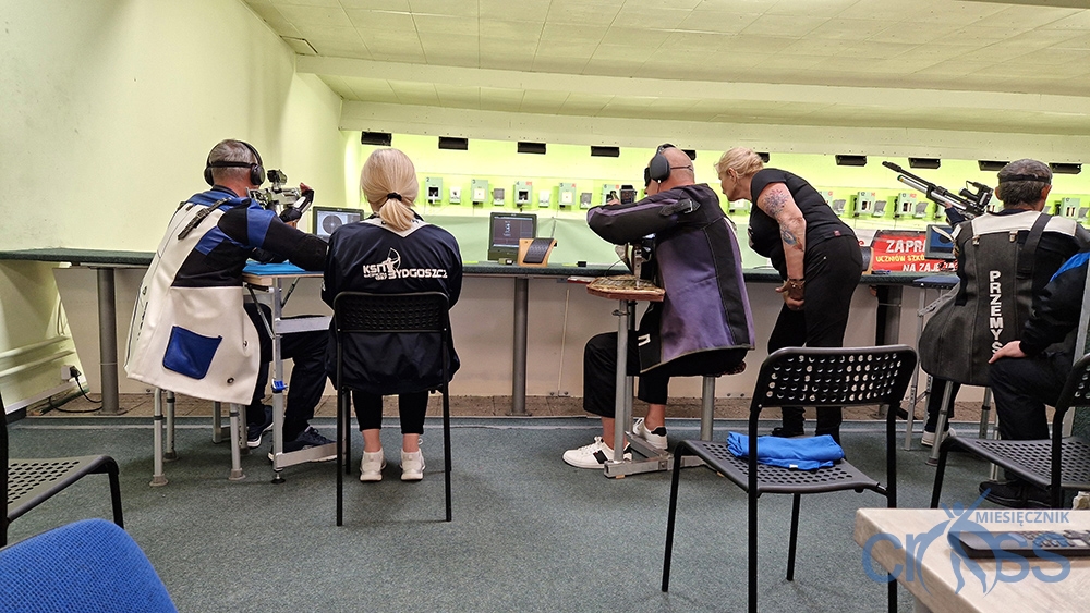 grupa os&oacute;b na strzelnicy