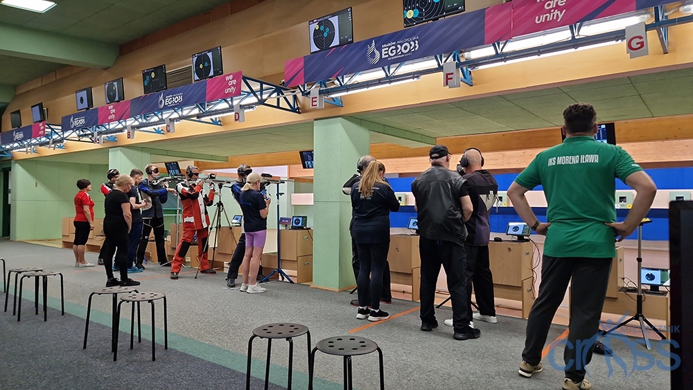 grupa os&oacute;b na strzelnicy