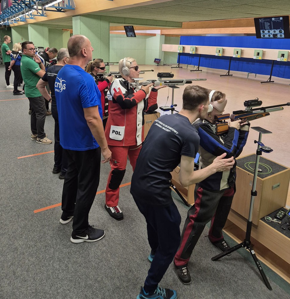 grupa os&oacute;b na strzelnicy