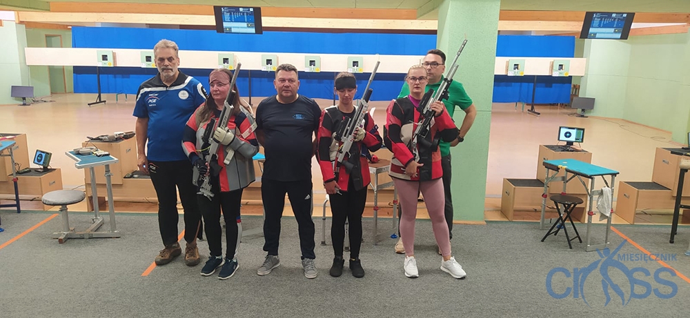 osoby na strzelnicy na podium