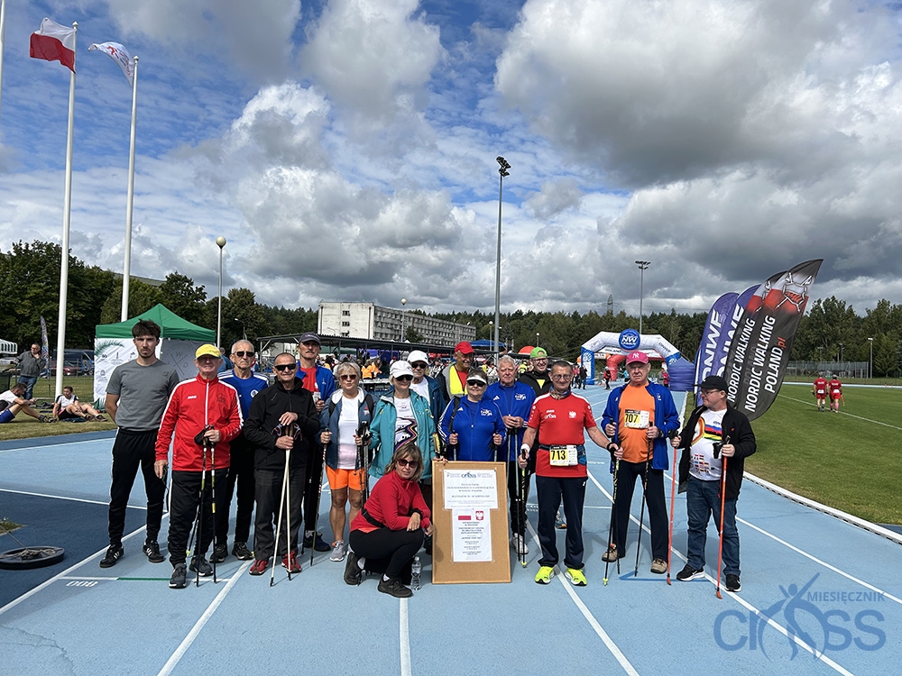 grupa os&oacute;b na stadionie