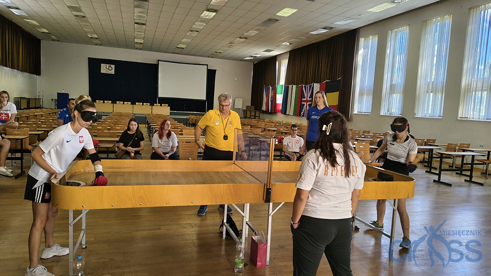 grupa os&oacute;b w trakcie gry