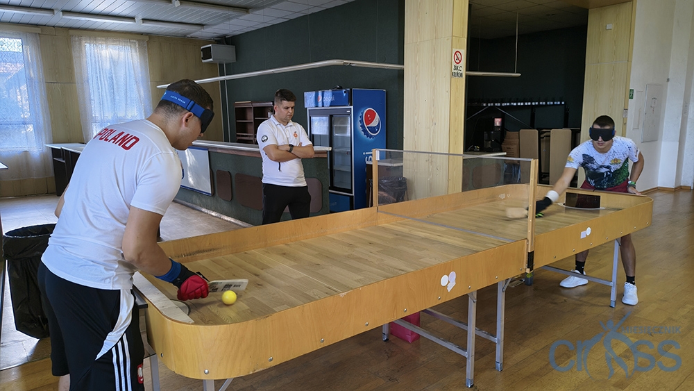 dw&oacute;ch mężczyzn w trakcie gry