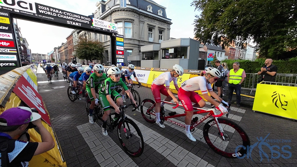 grupa os&oacute;b na rowerach