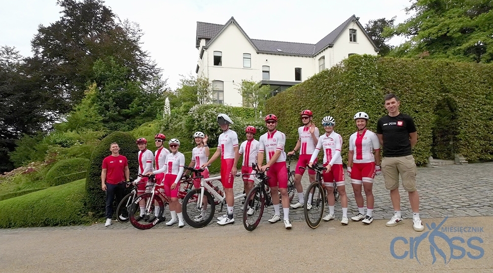 grupa os&oacute;b z rowerami