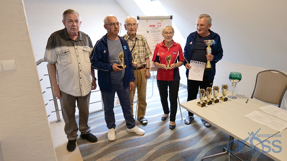 grupa os&oacute;b na podium