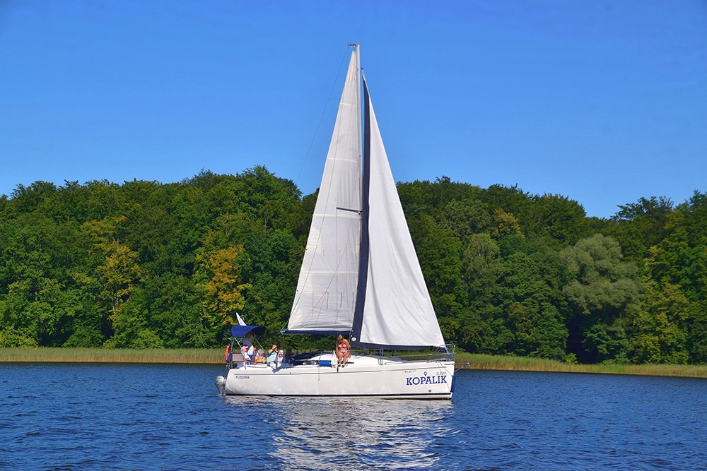 jacht na jeziorze