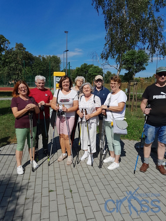 grupa os&oacute;b z kijkami