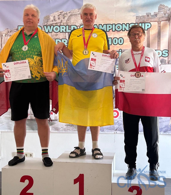 grupa os&oacute;b na podium