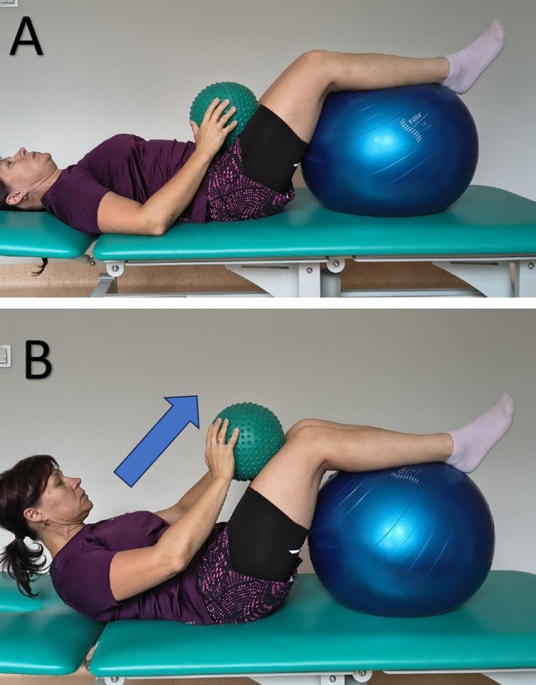 kobieta leży na podłodze i ma ułożone nogi na piłece