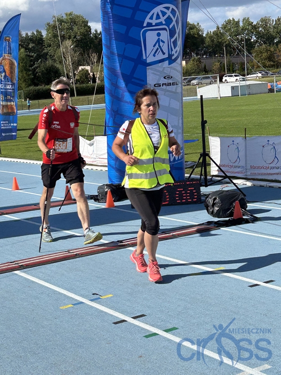 dwie osobz w trakcie hodu na mecie