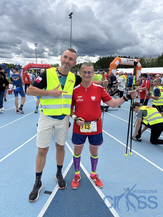 dw&oacute;ch mężczyzn na stadionie