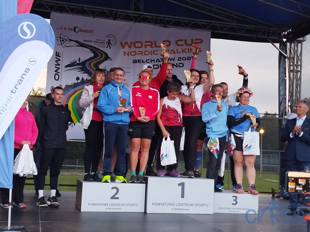 grupa os&oacute;b na podium