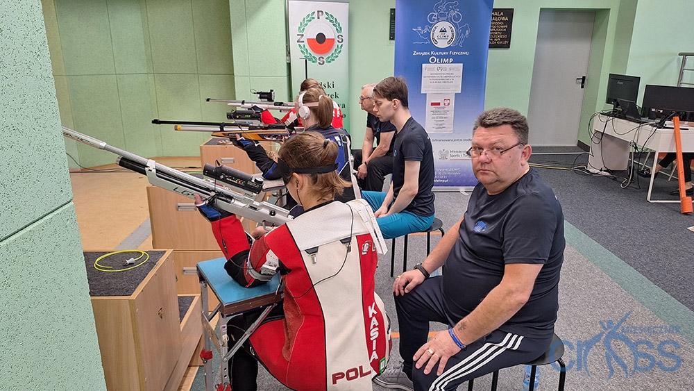 grupa os&oacute;b na strzelnicy