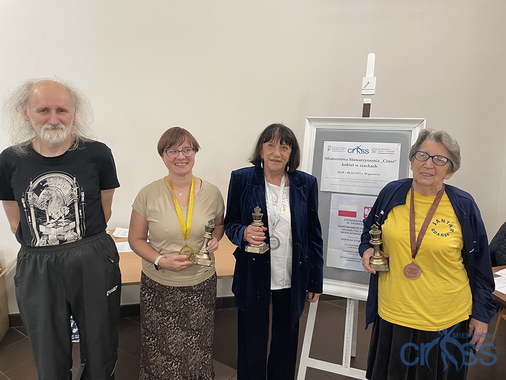 grupa os&oacute;b z pucharami