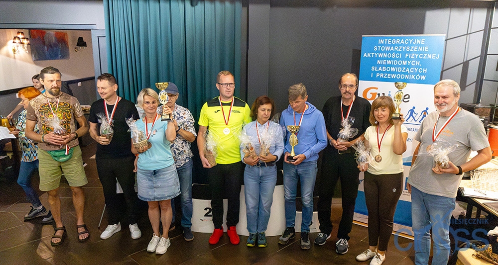 grupa os&oacute;b z pucharami