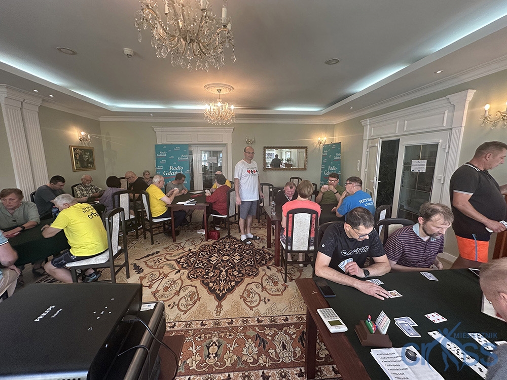 grupa os&oacute;b na sali gry