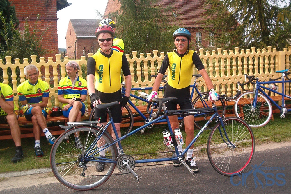 dw&oacute;ch mężczyzn stojących prze tandemie