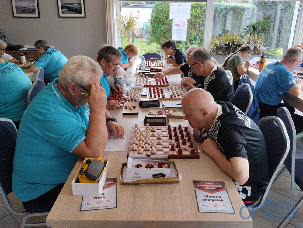 grupa os&oacute;b przy warcabownicach