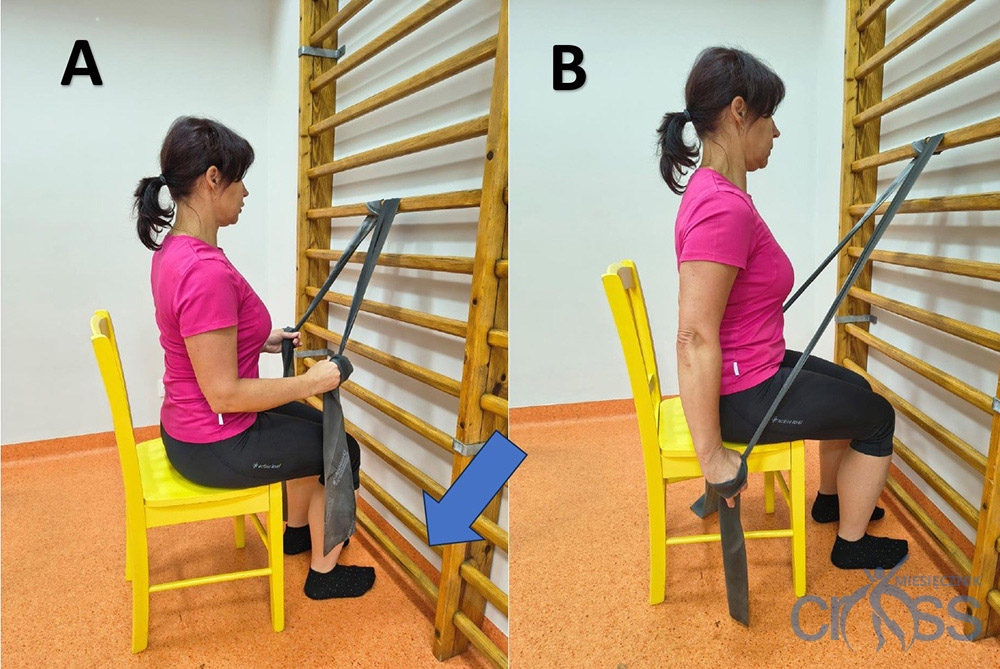 kolaż zdjęć ćwiczacej kobiety, kt&oacute;ra siedzi na krzesiele przed drabinkami i trzyma w rękach taśmę