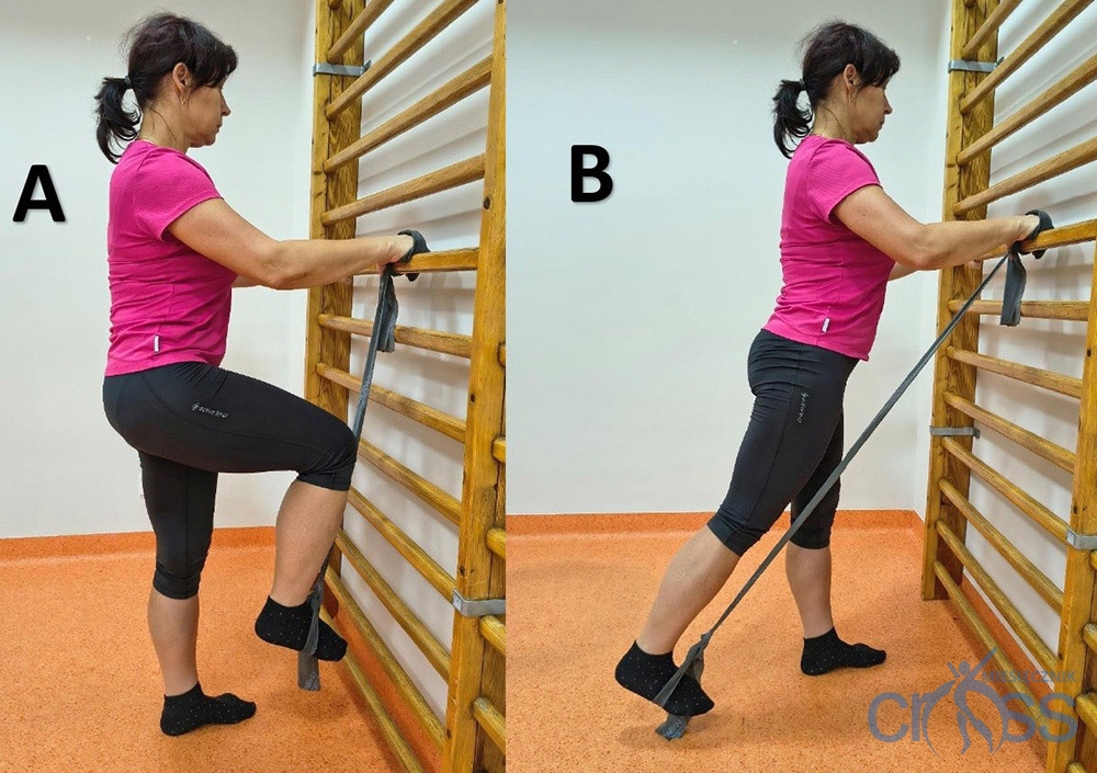 kobieta w trakcie ćwiczeń przy drabinkah unosi i cofa noge naprzemiennie