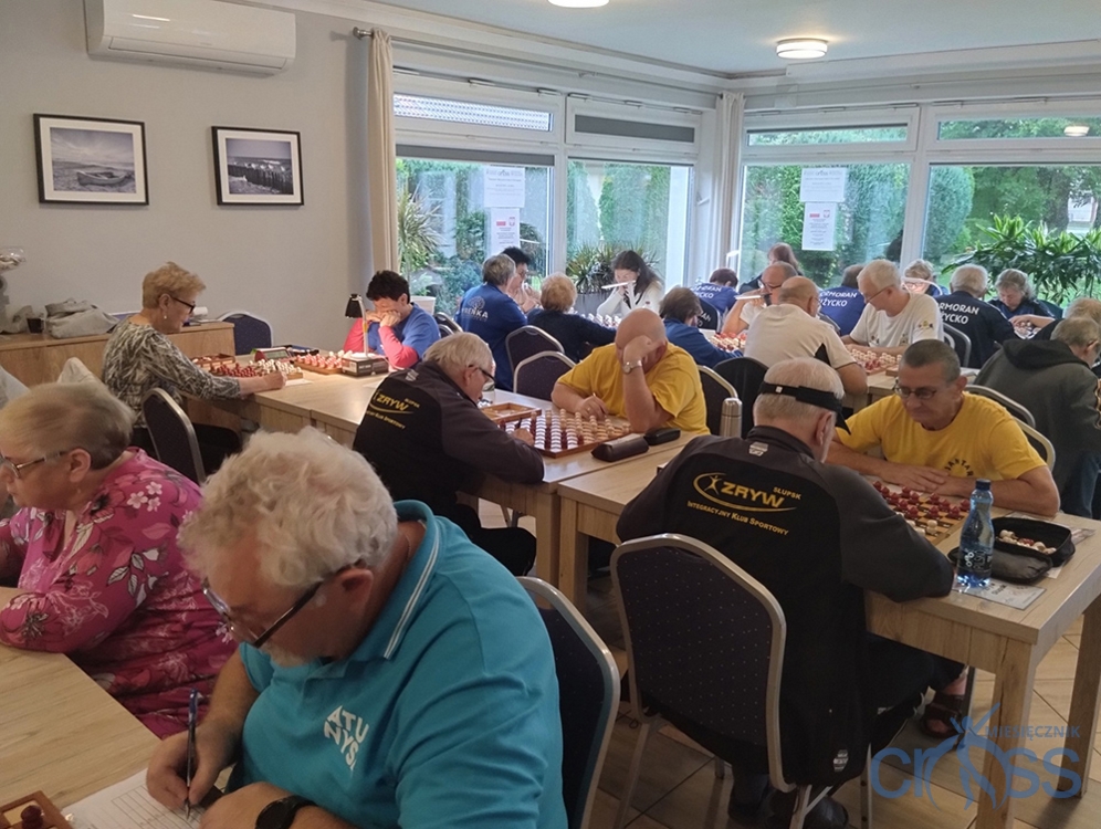 grtupa os&oacute;b na sali gry