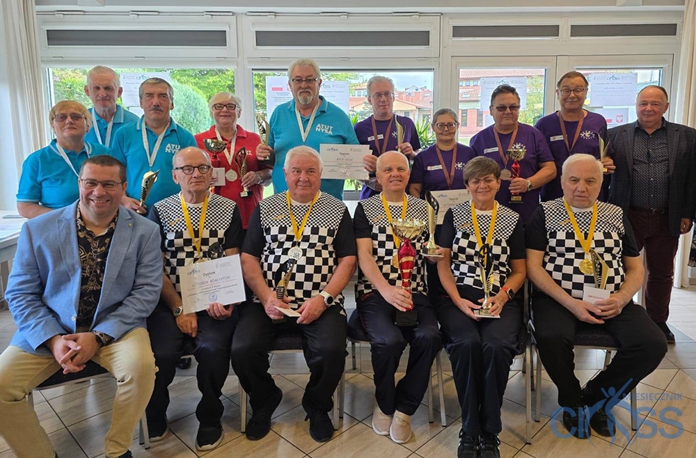 grupa os&oacute;b z pucharami