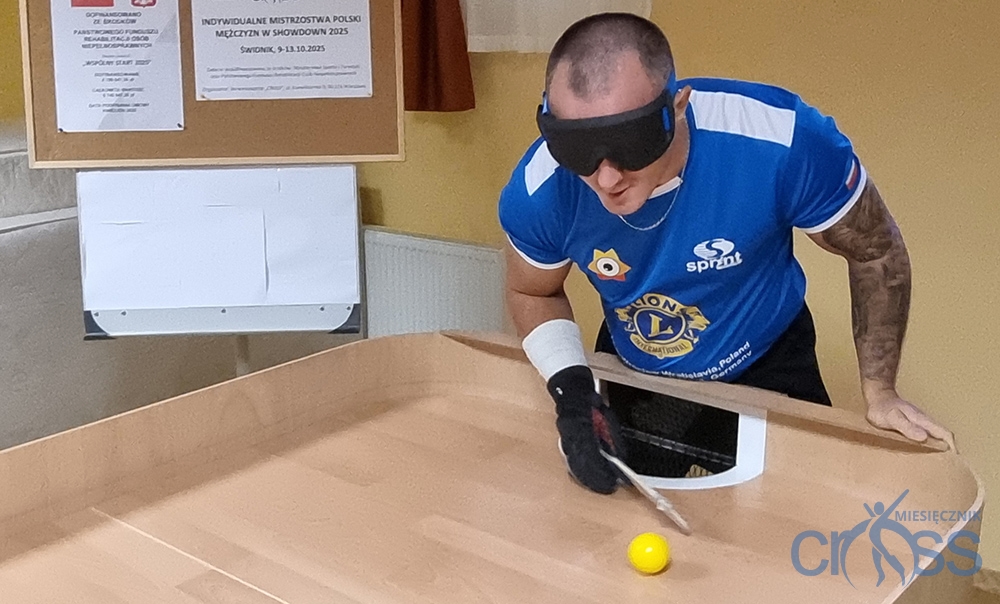 mężczyzna z rakietką przy stole do gry