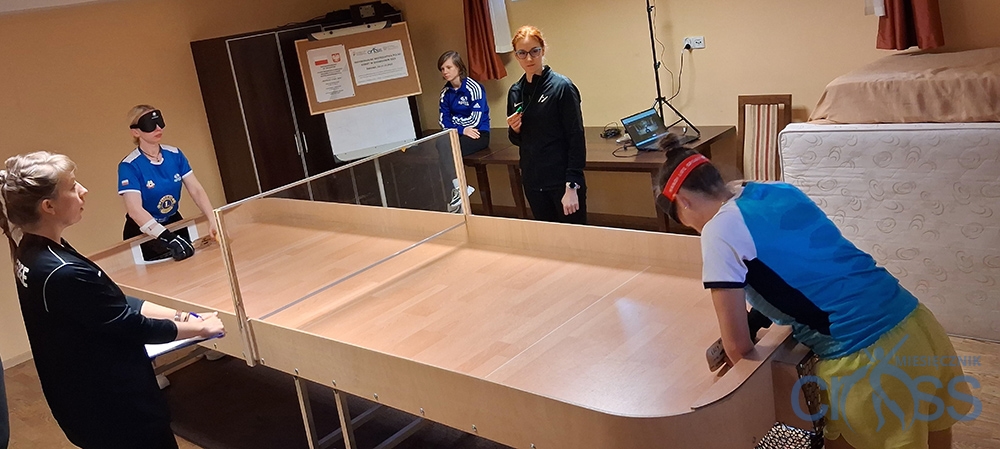 grupa os&oacute;b przy stole do gry