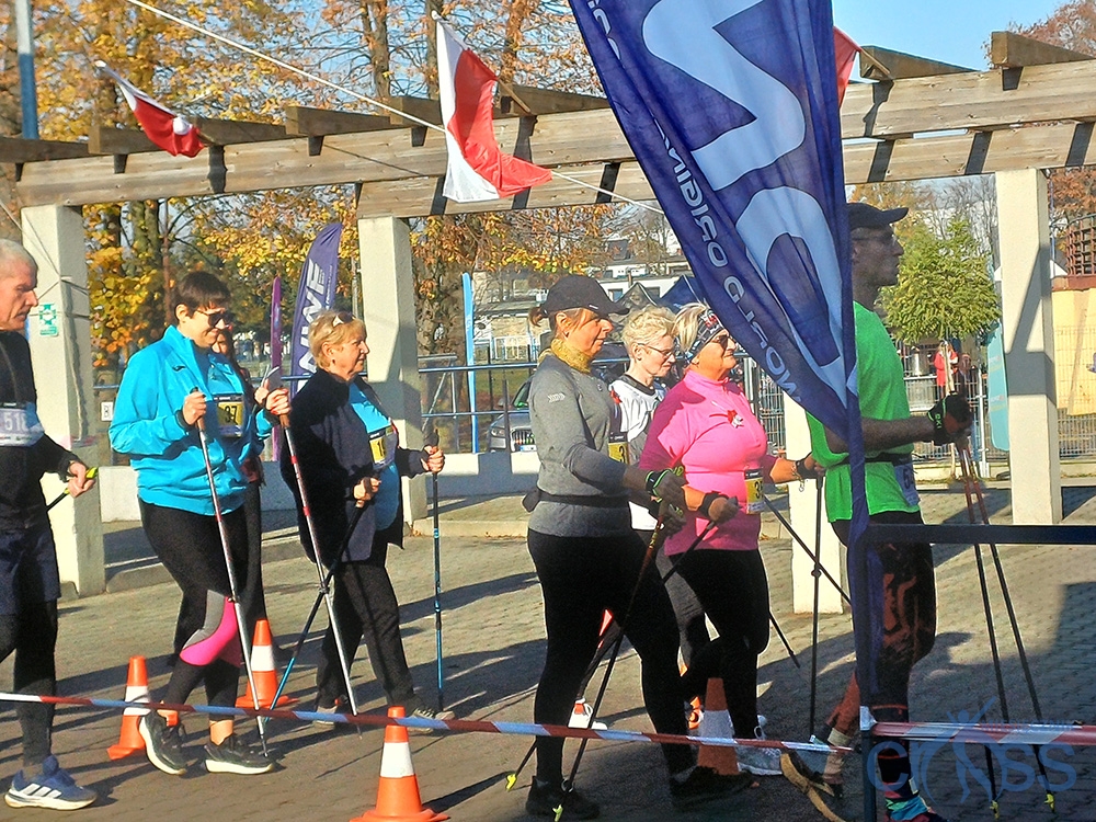 grupa os&oacute;b na starcie