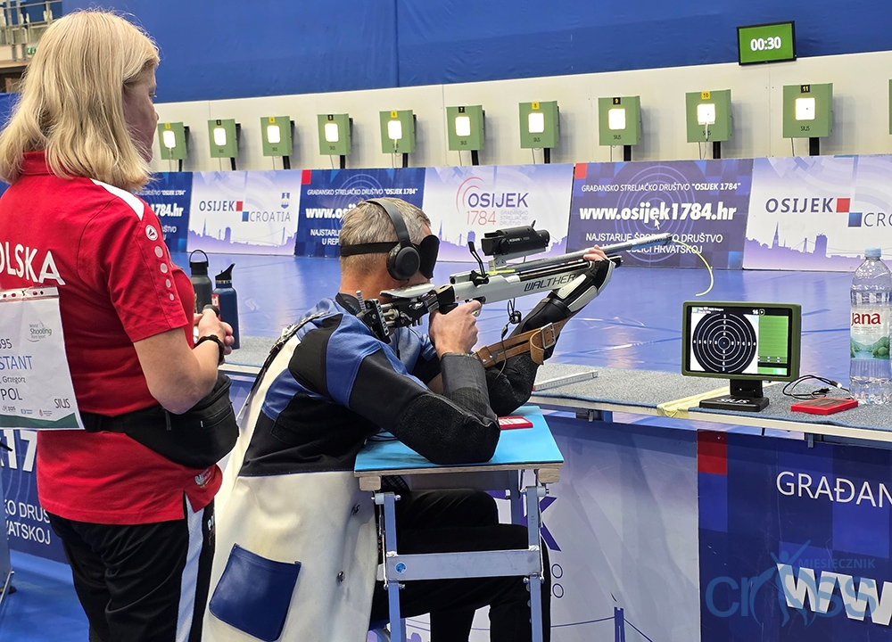 mężczyzna z bronią na strzelnicy