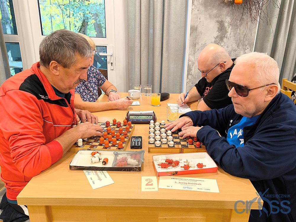 mężczyźni w trakcie gry w warcaby