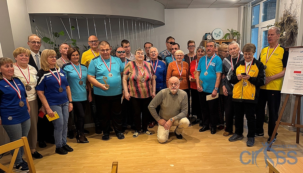 grupa os&oacute;b z pucharami