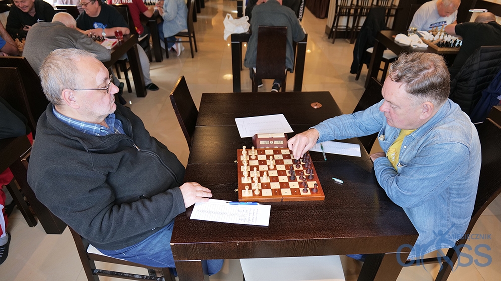 dw&oacute;ch mężczyzn w trkacie gry w szachy