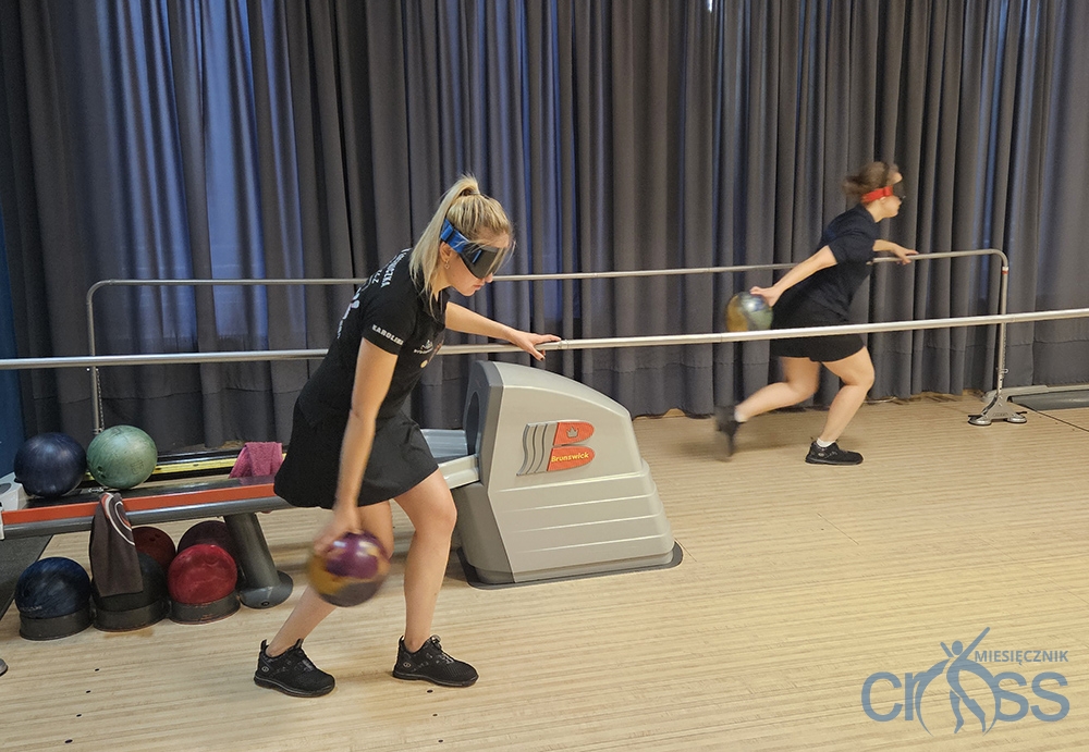 diwe kobiety w trakcie rzut&oacute;w przy barierkach