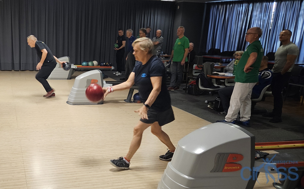 grupa os&oacute;b na kręgielni