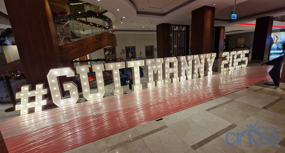 neon z napisem imprezy