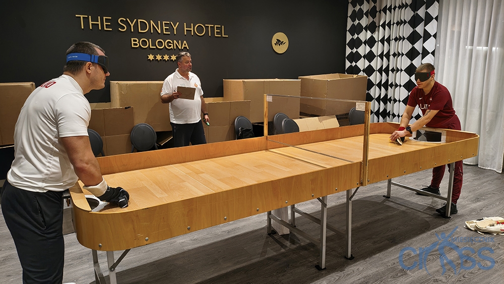 osoby przy stole do gry w showdown