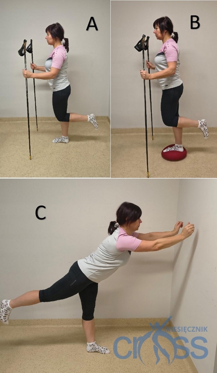 kobieta z kijkami w ręku wykonuje ćwiczenia. Ze zgiętym kolanem odchyla nogę do tyłu