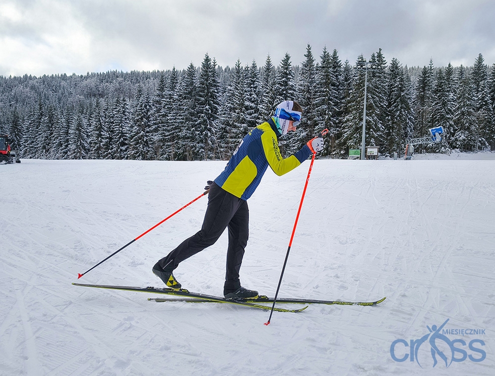 osoba na nartach biegowych