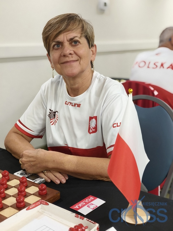 kobieta przy warcabownicy